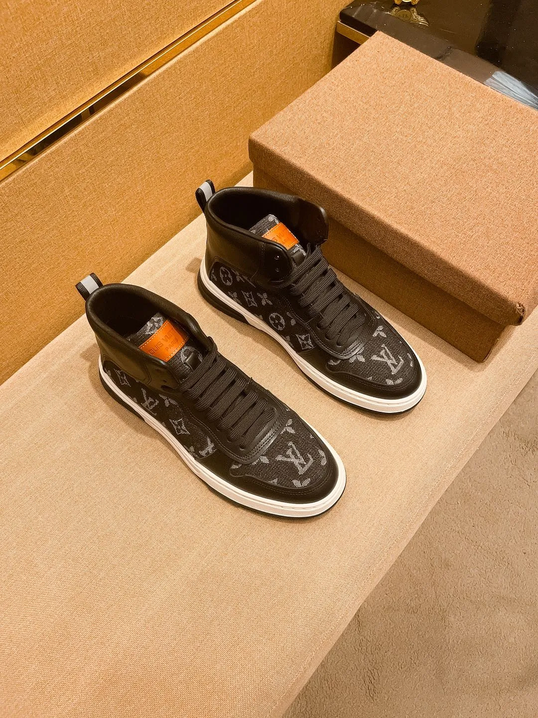 Men's shoes 💰 440💰【 LV 】🔥 Louis Vuitton, high-end men's shoes brand, official website 1:1 latest masterpiece: the upper is made of first-layer cowhide imported from Italy with a comfortable and breathable lining➕original non-slip and wear-resistant outsole🔥, making walking more convenient and comfortable! An exclusive new model, a stunning work, a beautiful 1:1 replica [color] compared to the official quality! Create a fashionable personality to set off your uniqueness! A must-have for trendy men! Classic🔥Size: 38-44 Color: 🔥Multiple colors available🔥